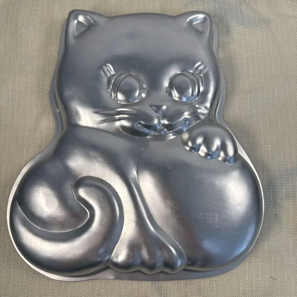 Vintage 1979 Wilton Cake Pan Kitten Collectible 502-1972 Kitty Cat Tin Mold